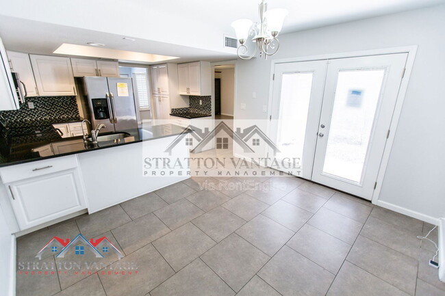 Building Photo - 310 E Bluebell Ln