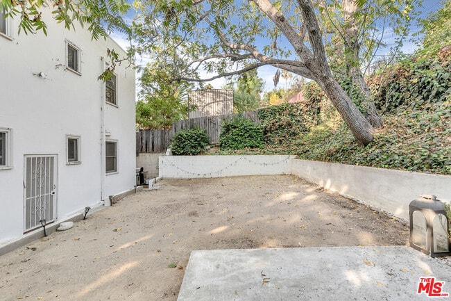 Building Photo - 854 Hyperion Ave