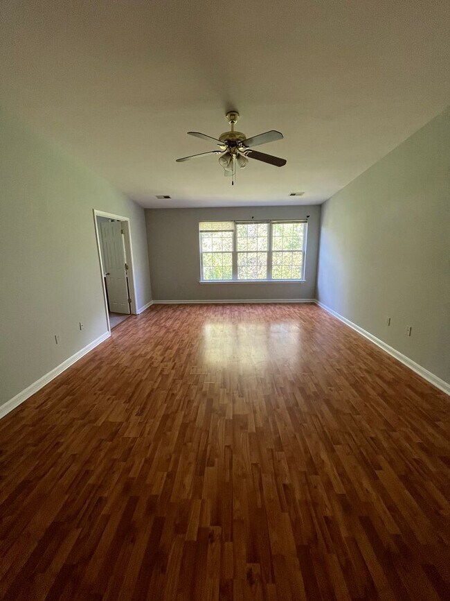 Building Photo - 3 bedroom townhome available near Largo To...