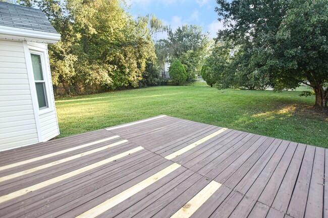 Building Photo - Pet Friendly Three Bedroom!
