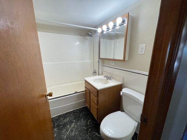 Building Photo - Immediate Move In- Fully Furnished Short T...
