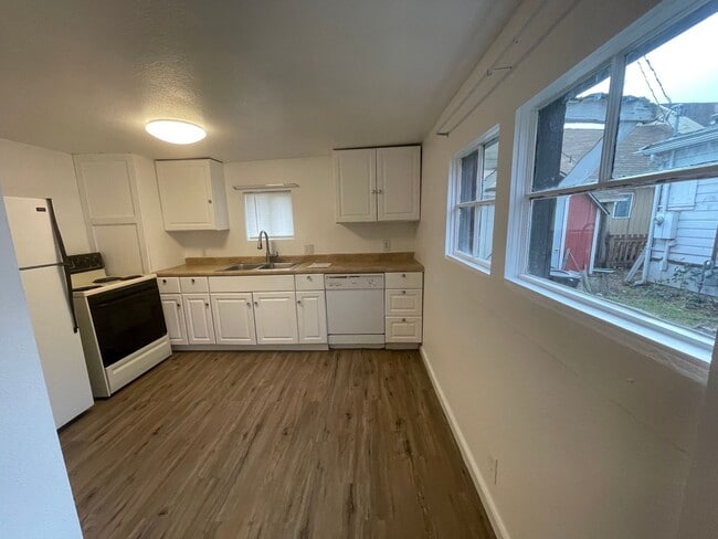 Building Photo - Studio Style Small House