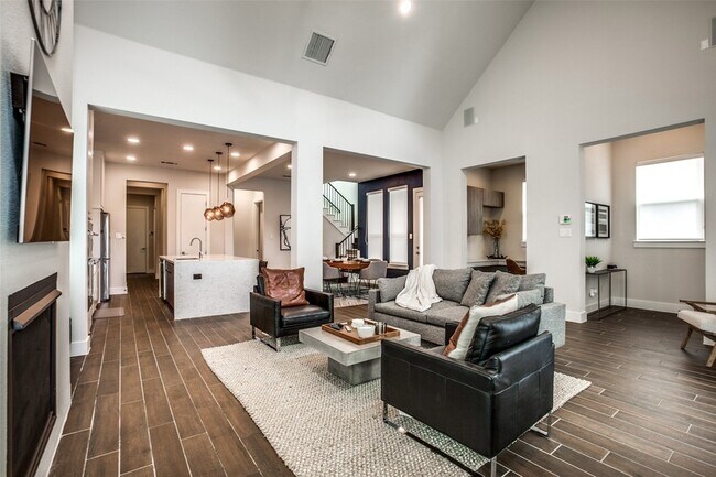 Building Photo - 7021 Royal View Dr