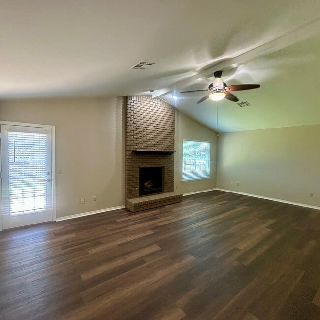 Building Photo - Enjoy Coming Home To This Beautiful and Well Maintained Home Close To Shopping, Restaurants & More!