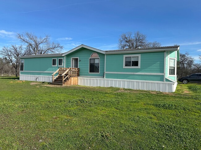 Building Photo - Peaceful Country Living on 2 Fenced Acres