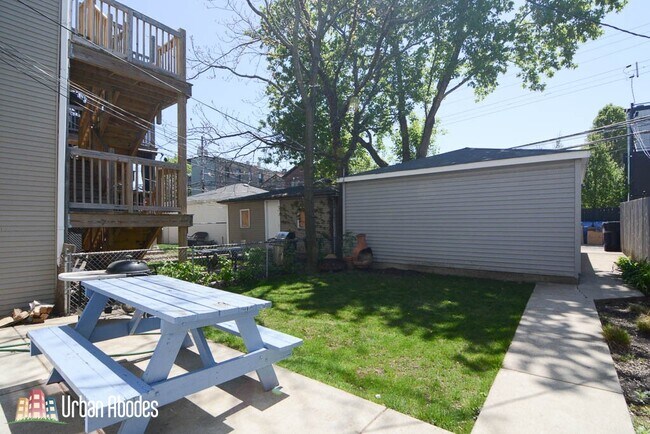 Building Photo - 1517 W Oakdale Ave