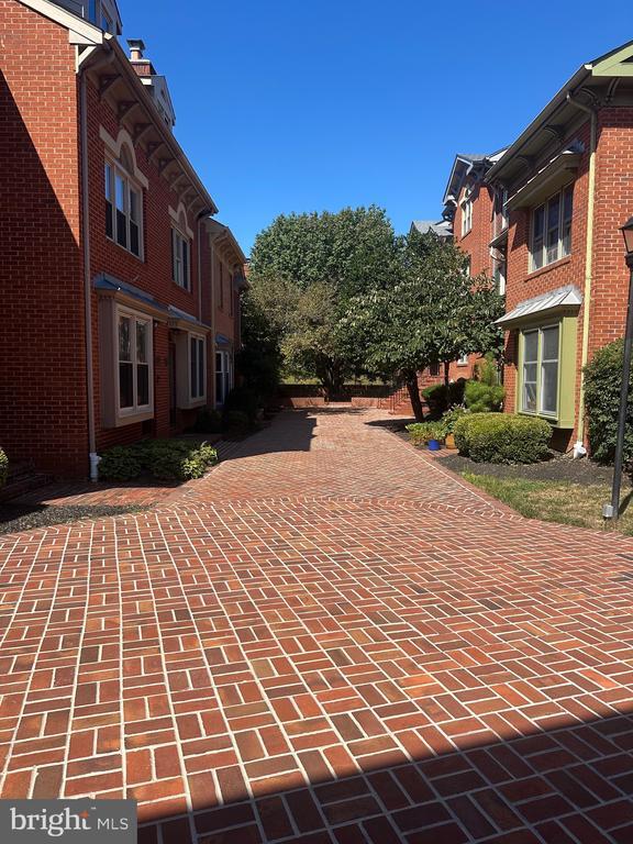 Building Photo - 560 Colecroft Ct