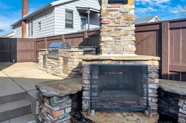 Building Photo - 6304 Bradley Ave