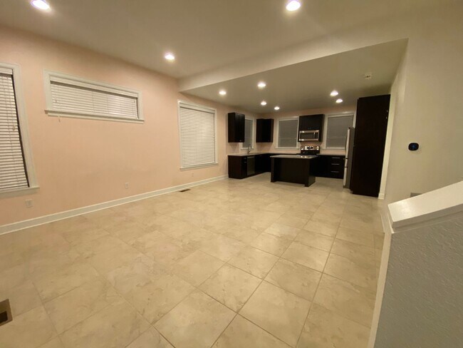 Building Photo - Luxury Townhome!