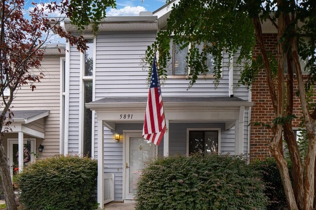 Building Photo - Gorgeous 2 Bedroom, 2.5 Bath Townhome in N Raleigh, Lot of updates!  Pet Friendly!