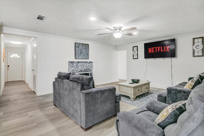 Building Photo - 185 Weiss Bluff Rd