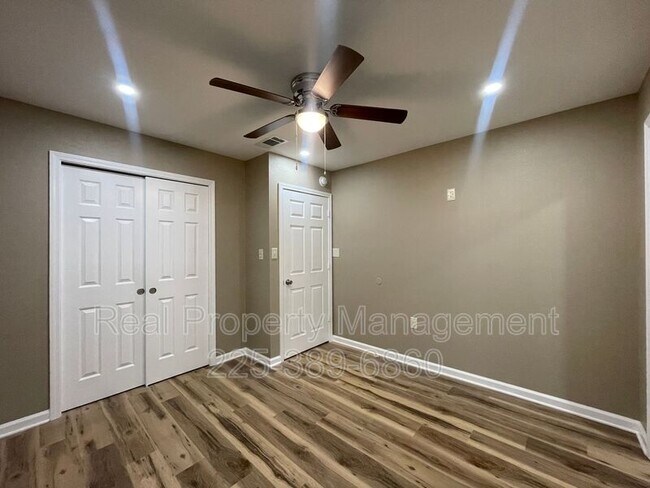 Building Photo - 4225 W Central Ave