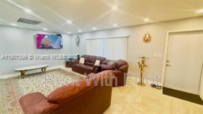 Building Photo - 329 SE 3rd St