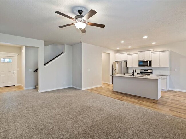Building Photo - Free September Rent!  Beautiful Newer 4 Bed, 3 Bath located in the heart of Meridian - available ...