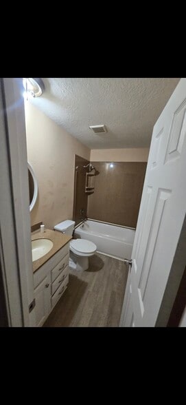 Main bathroom - 15006 W 150th Ter
