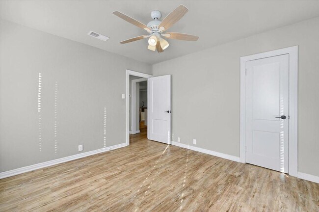 Building Photo - 810 N Throckmorton St