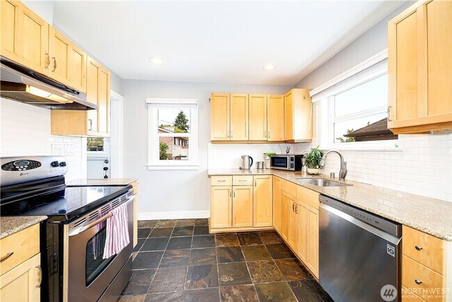 Building Photo - Charming 4 bed, 2 bath, fully fenced, covered deck in convenient location.