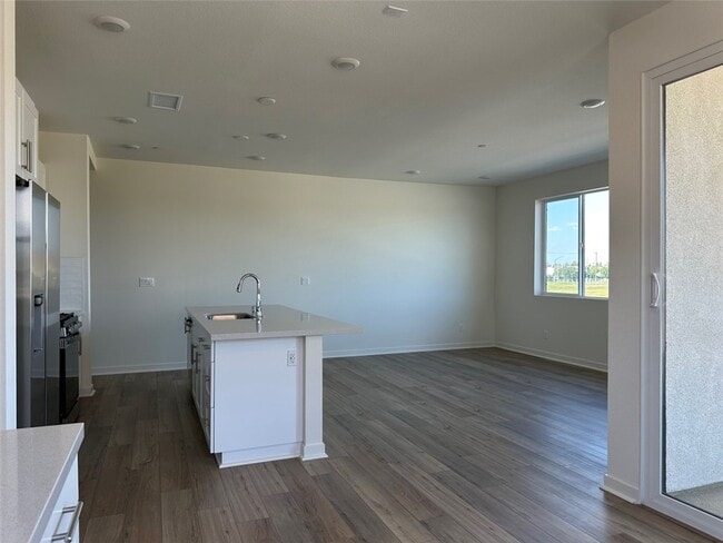 Building Photo - 2957 W Lincoln Ave