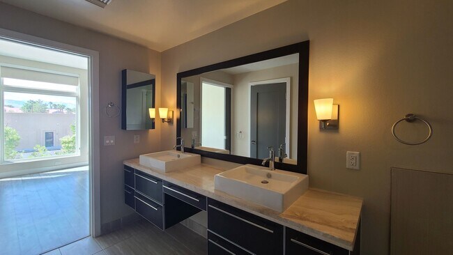 Building Photo - 2 Bedroom Condo located in Park House.