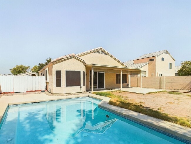 Building Photo - Garden Lakes retreat complete with private pool