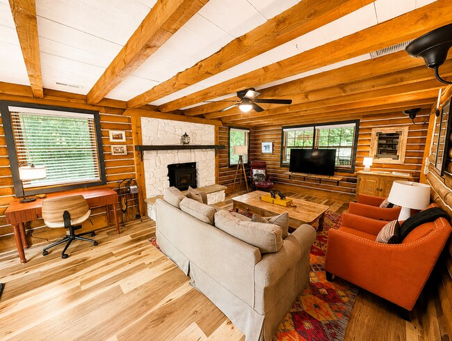 Building Photo - Black Mountain Cabin!