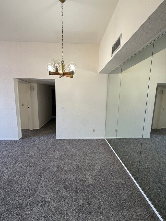 Building Photo - APARTMENT FOR RENT