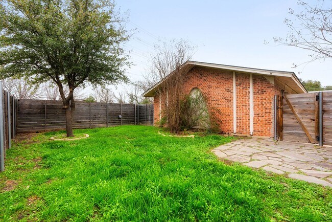 Building Photo - **Remodeled 2/1 Duplex in Southeast Austin – Modern Style, Open Layout, and Prime Location!**