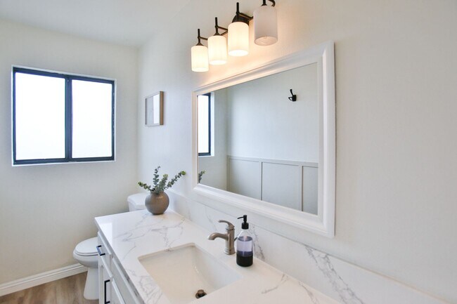 Building Photo - Los Caballeros #001