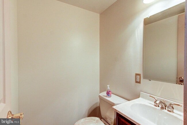 Building Photo - 204 Saratoga Ct