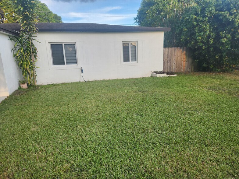 Building Photo - 14721 Pierce St