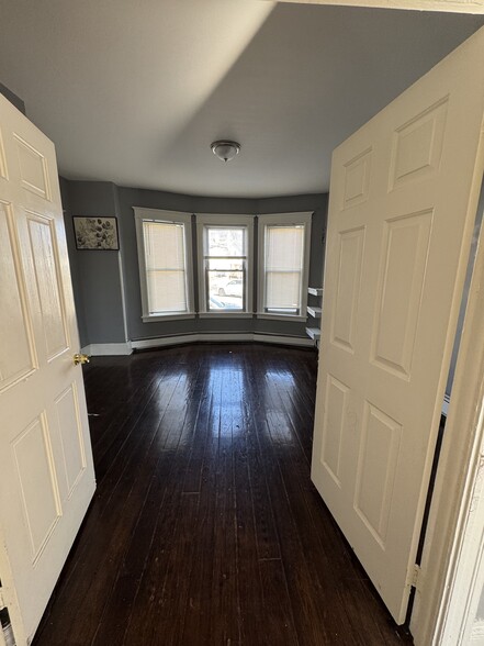 BEAUTIFUL EXTRA LARGE MASTER BEDROOM - 108 Winnikee Ave