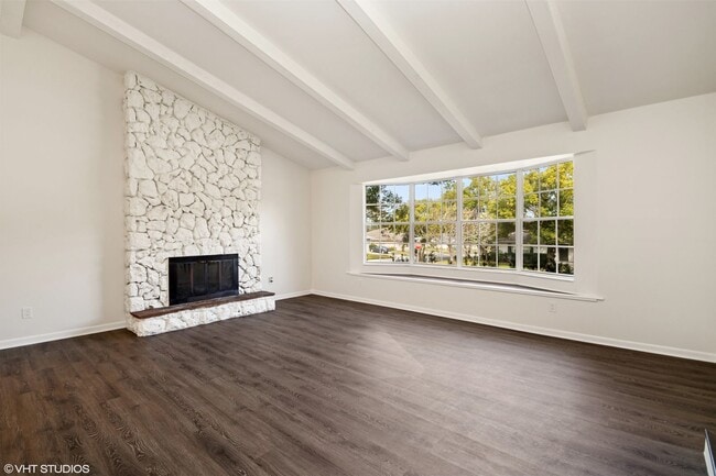 Building Photo - Beautiful 3 bedroom 2 bath Longwood Home
