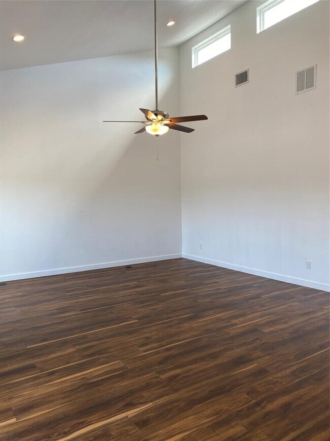 Building Photo - 7907 Brodie Ln