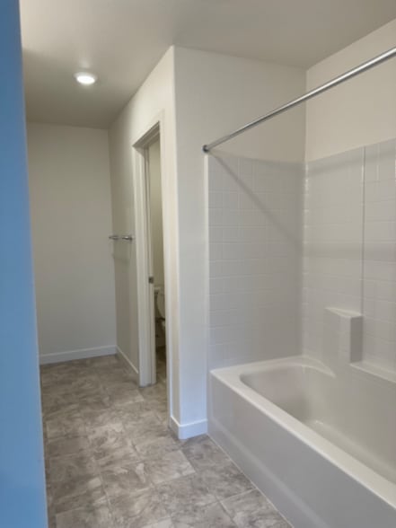 Building Photo - 221 Dylan St