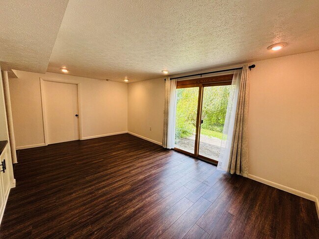 Building Photo - 3 Bedroom, 2 Bath House in Woodbine w/walking trail access