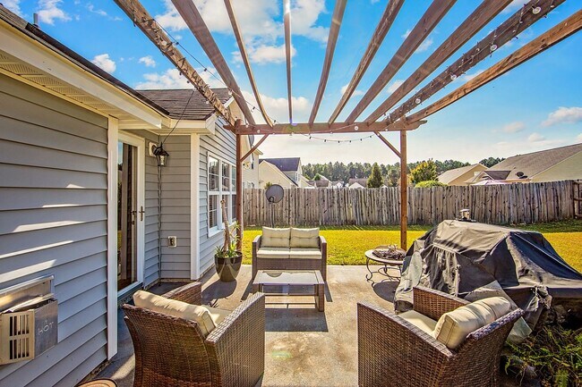 Building Photo - Good size home East of Raeford