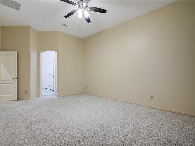 Building Photo - 3 Bedroom 2 Bathroom + Den   Gated Communi...