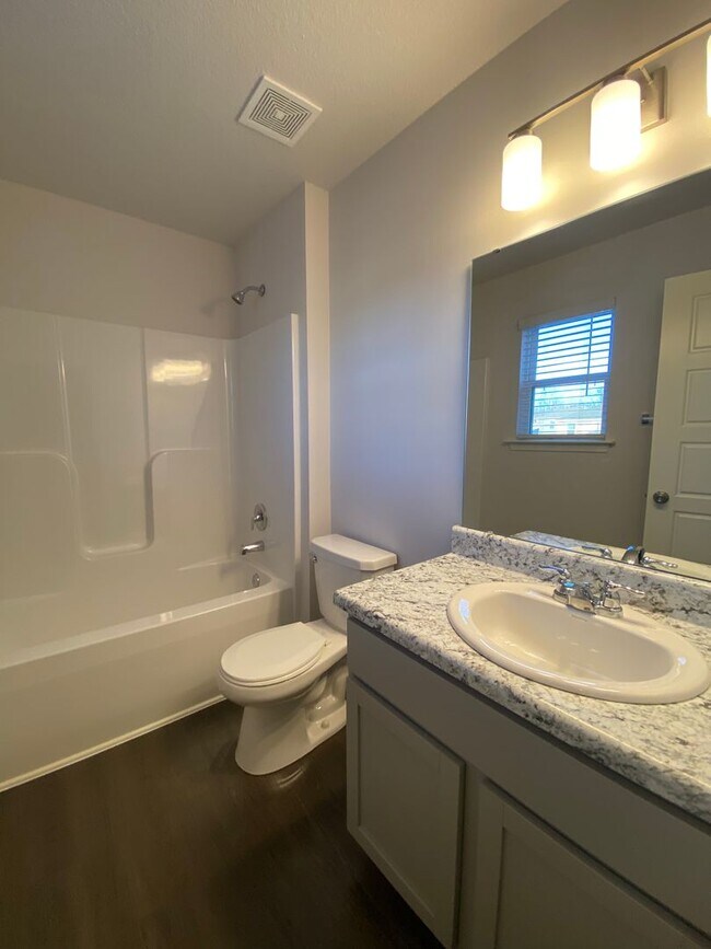 Building Photo - *Pre-leasing* Three Bedroom | Two and a Half Bath Home in Spring Hill!