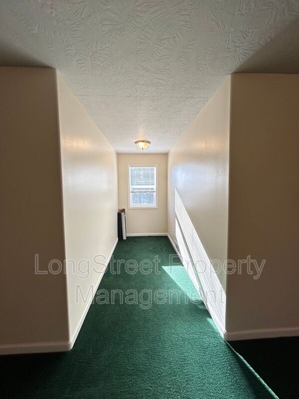 Building Photo - 852 Marilyn Dr