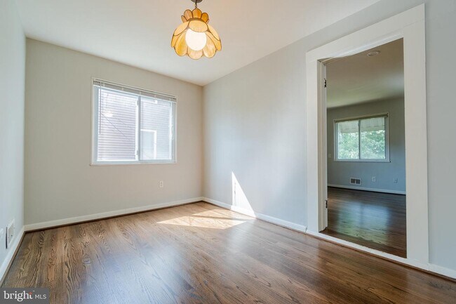 Building Photo - 728 N Wakefield St