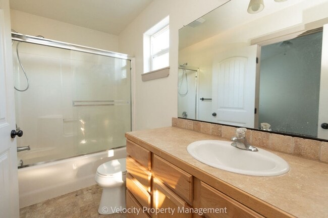 Building Photo - Beautiful Home in SW Bend - 1 dog considered!