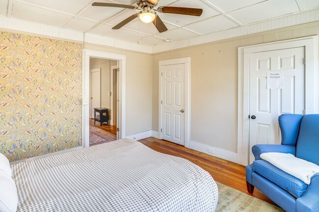 Building Photo - Renovated 2 Bedroom + Den w/ Private Garden Access