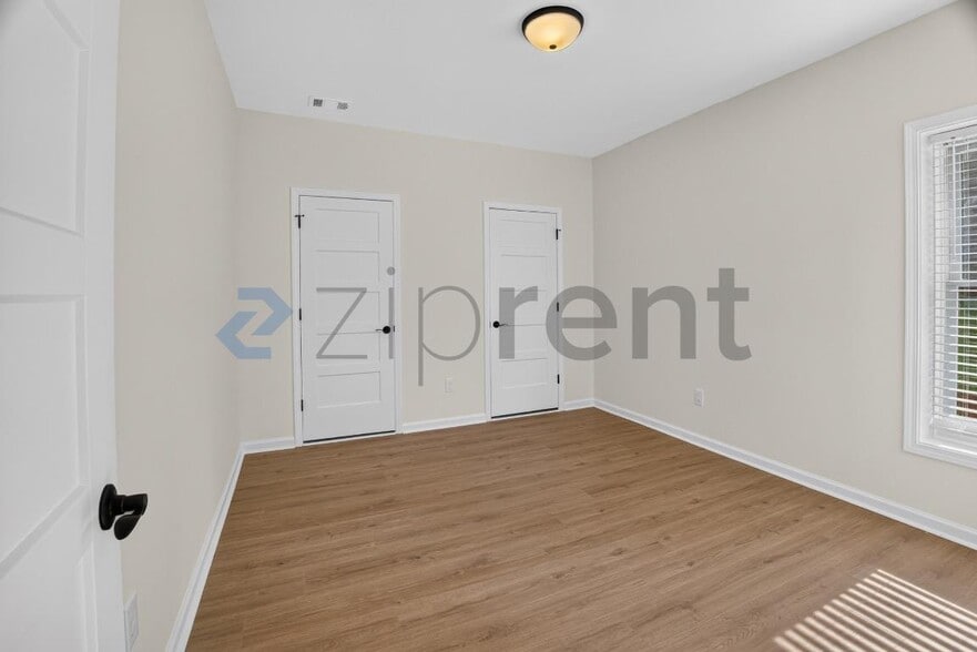 Building Photo - Unit