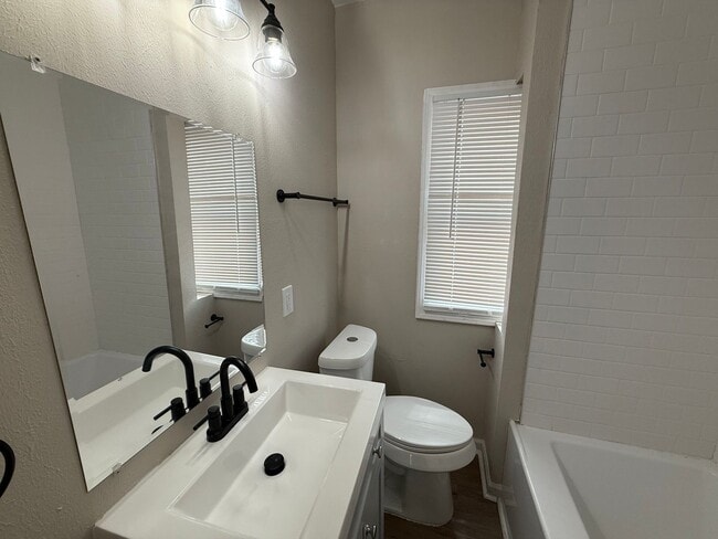 Building Photo - This beautifully updated 3-bedroom, 1-bath...