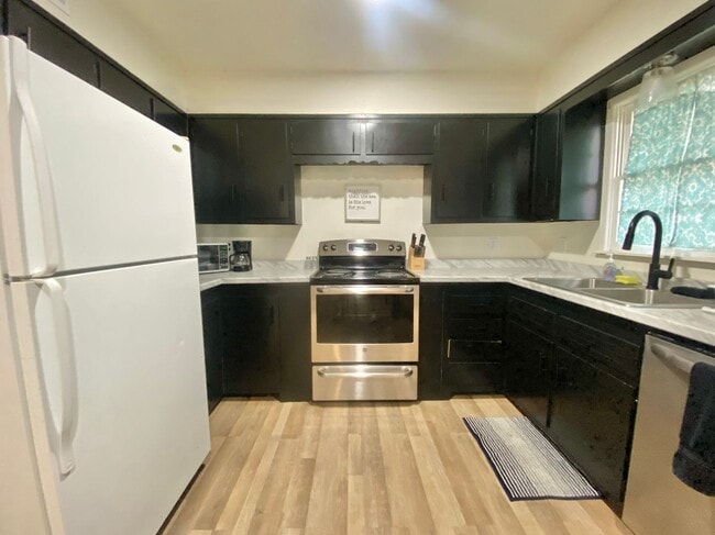 Building Photo - Newly remodeled 3 bed 2 bath now available (furniture incl.)