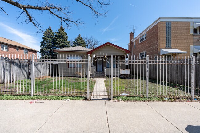 Primary Photo - 2117 N Mobile Ave