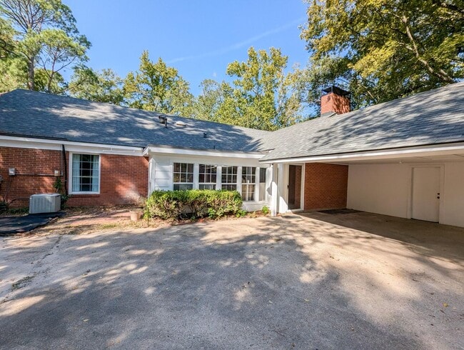 Building Photo - Spacious 4/3 bathroom Home