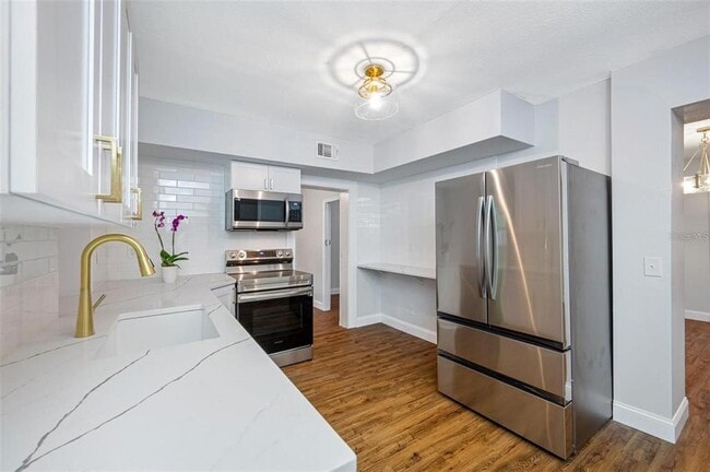 Building Photo - 2851 W Bay Ave