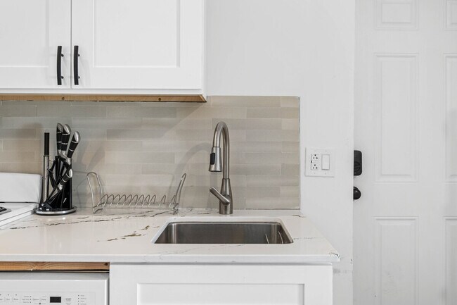 Building Photo - 906 Villa Ave