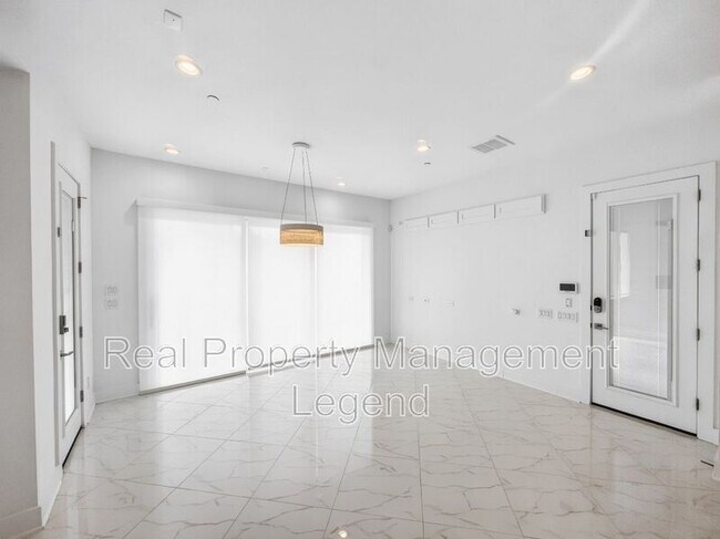 Building Photo - 809 Jamestown Ln